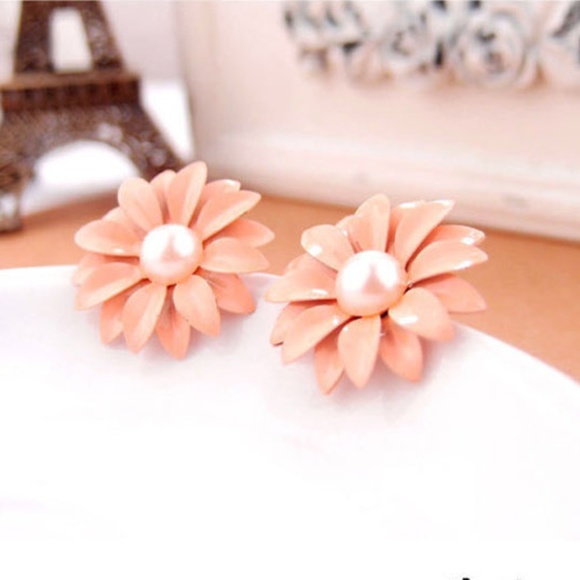 Jewelry - Lovely Daisy Flower Pearl Stud Earrings